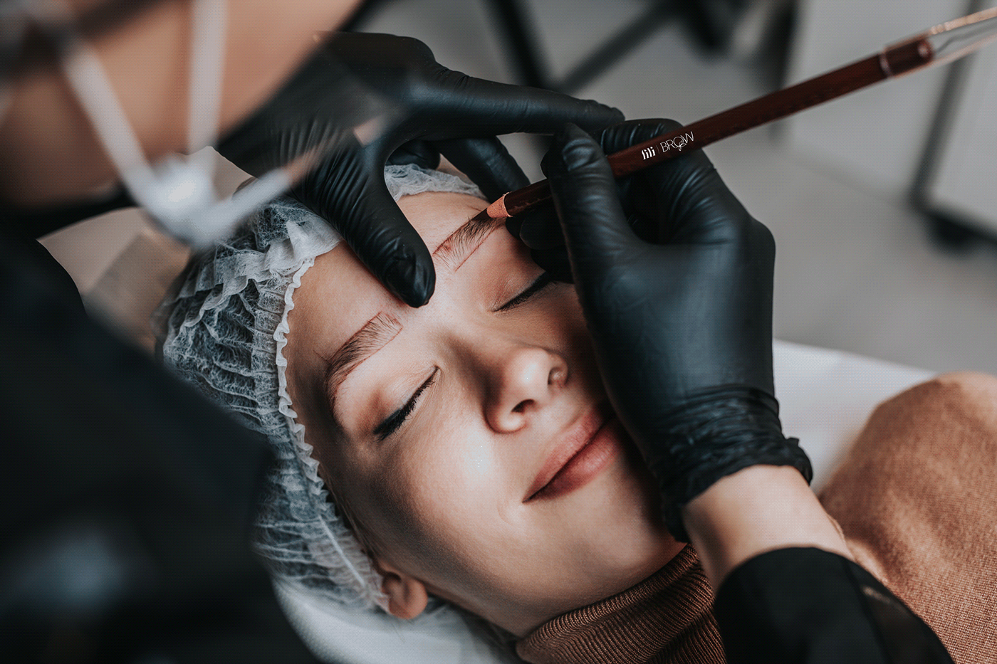 Microblading Behandlung – Augenbrauen werden vorgezeichnet