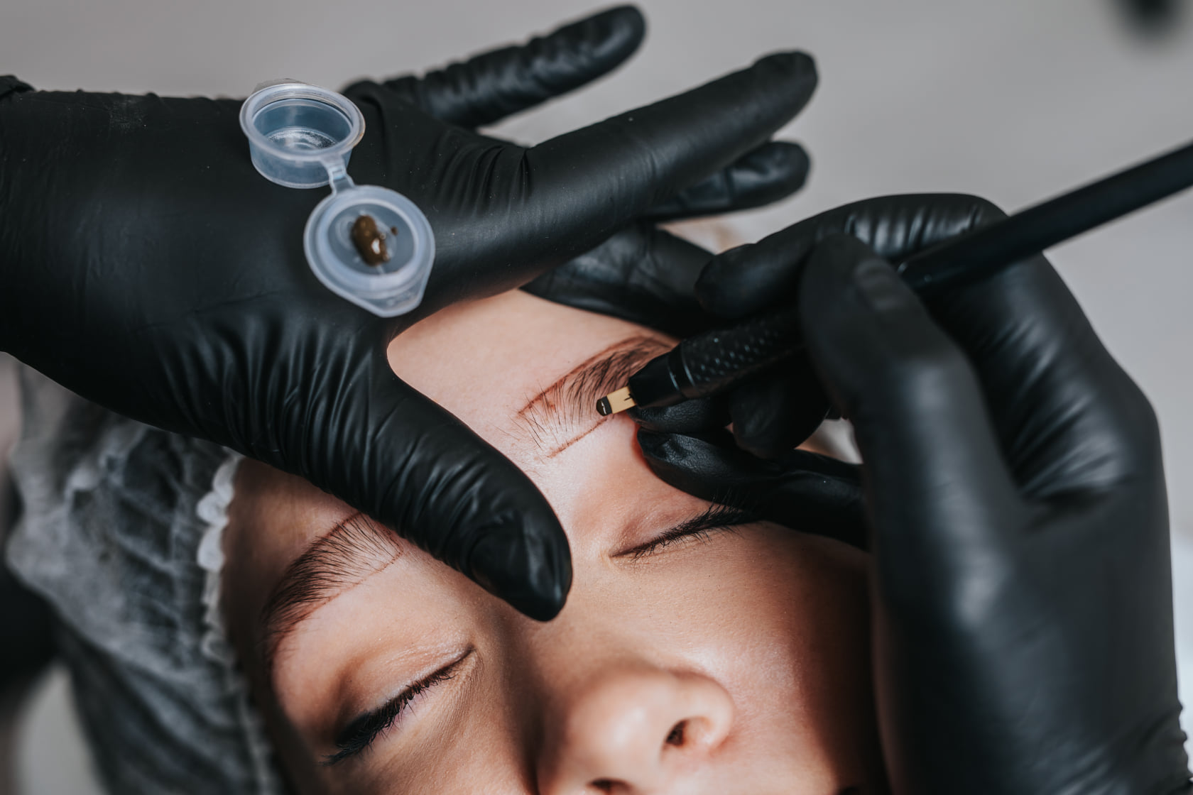 Microblading – feine Härchenzeichnung der Augenbrauen