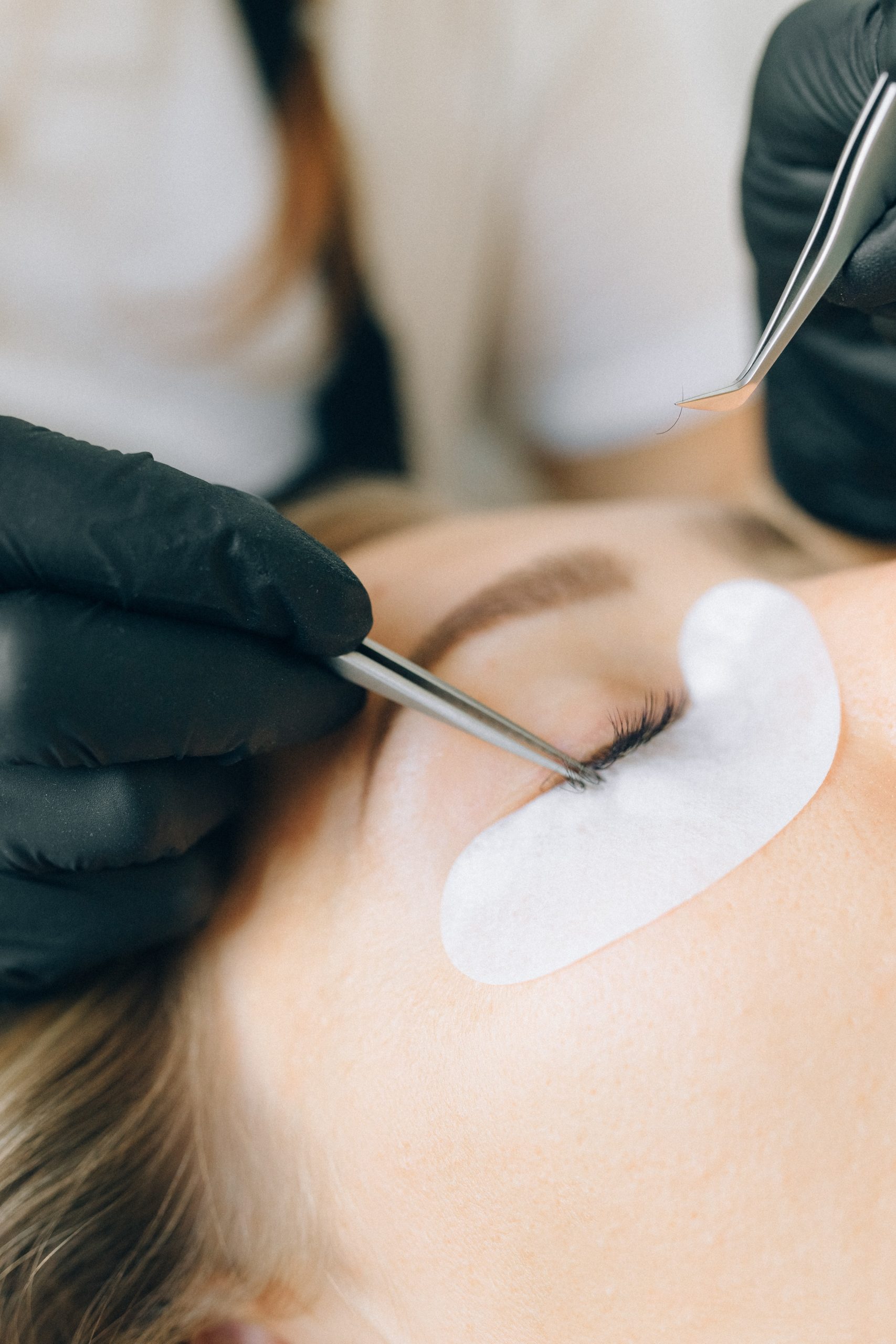 Lash Extensions werden aufgetragen