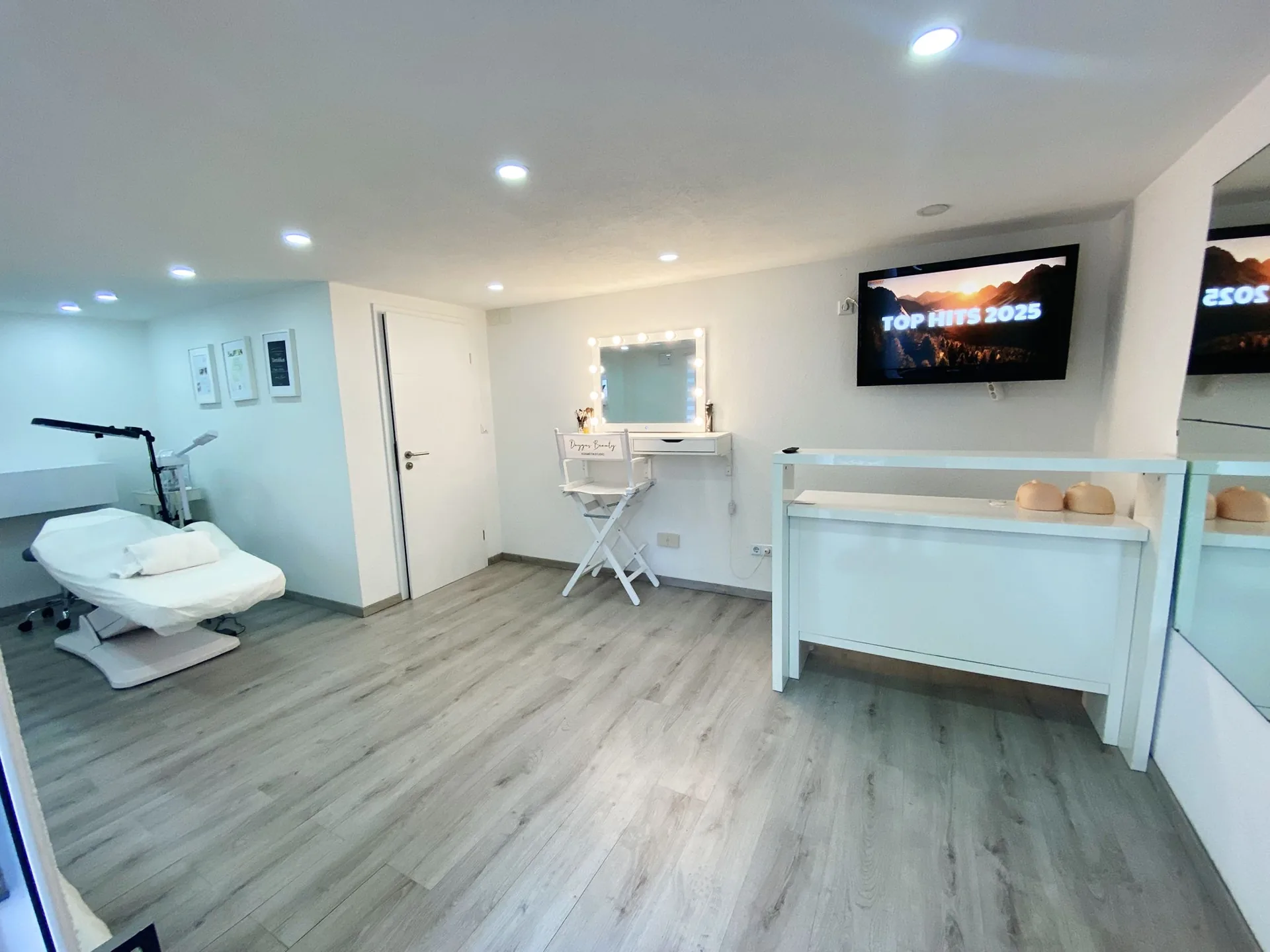 Behandlungsraum mit Liege, Schminkplatz und Theke – Duygus Beauty Kippenheim