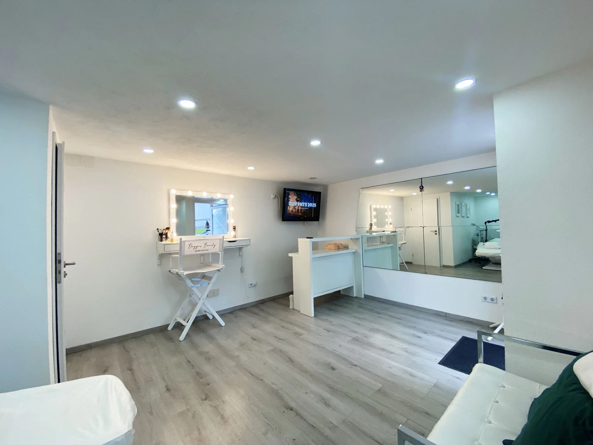 Empfangsbereich mit Spiegelwand und Schminkplatz – Duygus Beauty Kippenheim