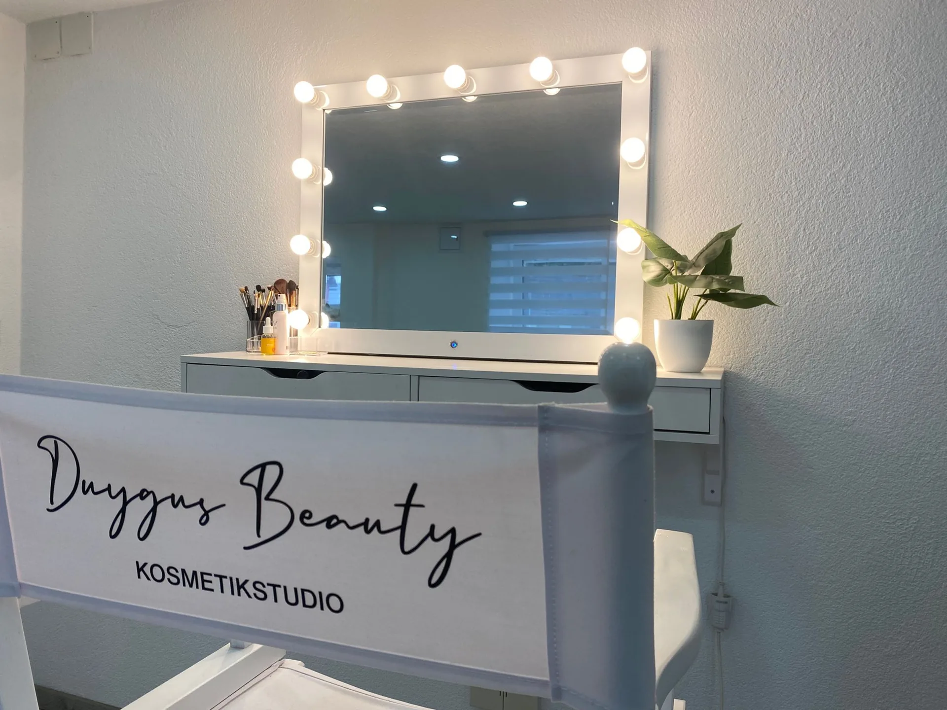 Schminkplatz mit beleuchtetem Spiegel und Duygus-Beauty-Regiestuhl