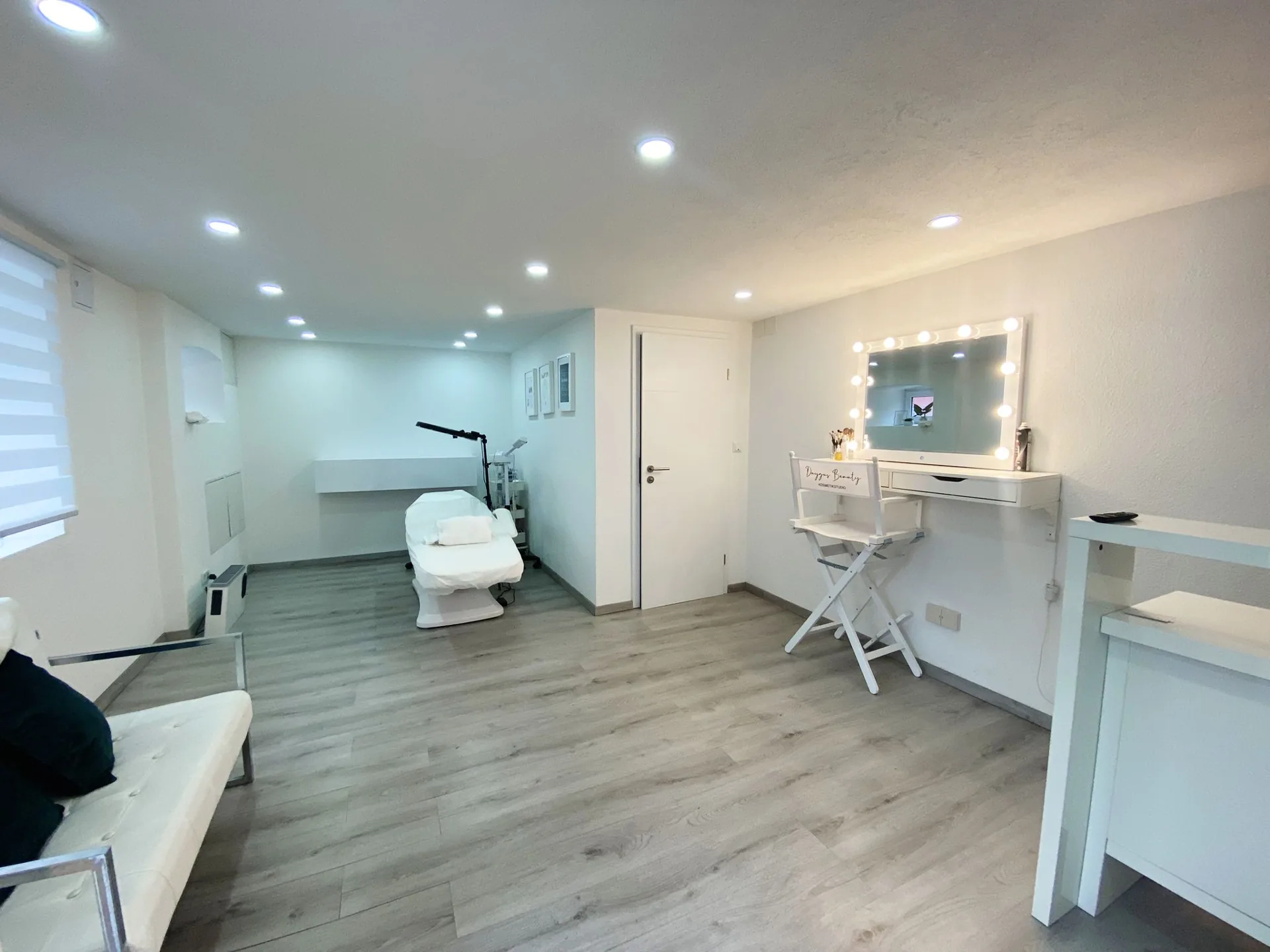 Behandlungsraum im Kosmetikstudio Duygus Beauty in Kippenheim mit Behandlungsliege und Schminkplatz
